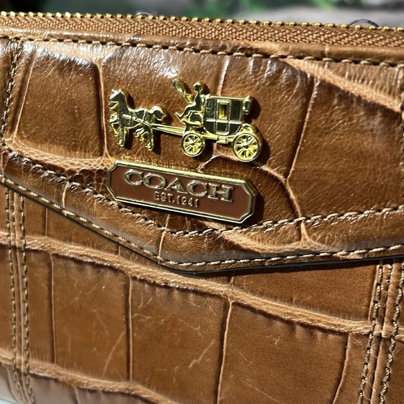 COACH CAYMAN EMBOSSED TAN LEATHER ZIPPY WALLET IN EUC - Picture 3 of 14